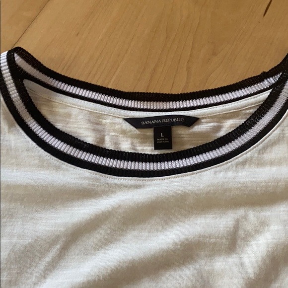Banana republic top with black around the neck - Picture 2 of 5